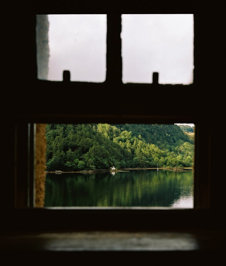 Blick aus dem Fenster auf den Fjord